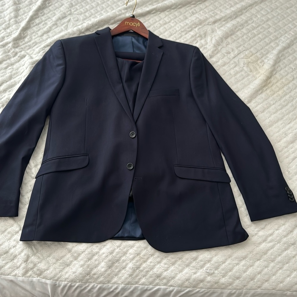 46R Reaction Kenneth Cole suit
